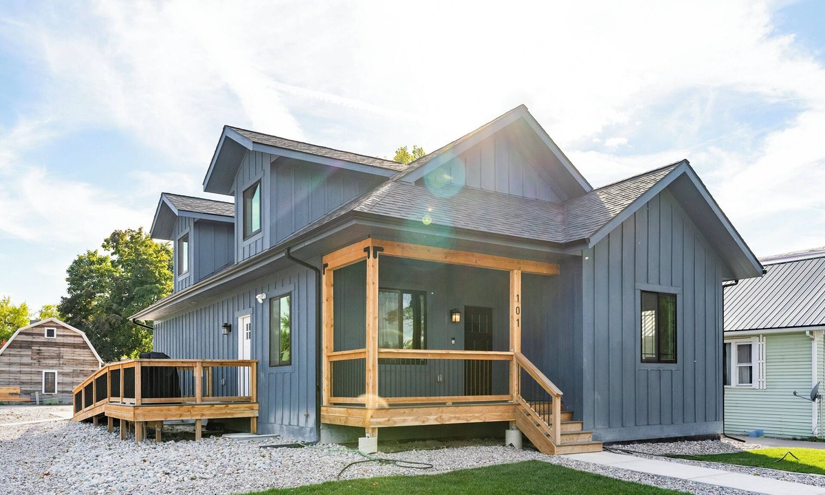 Polson House | Flathead Lake at Riverside Park: Large Groups - Steps to Main St & Boat Rentals