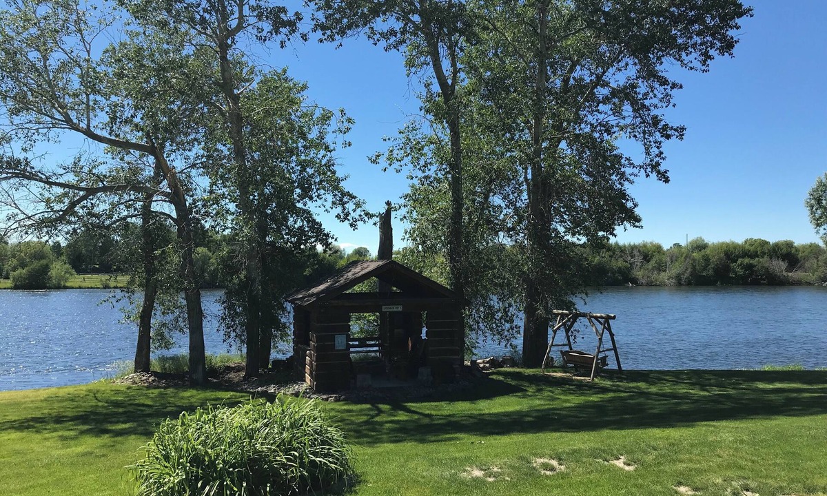 St. Anthony House | Flyfishing /kayaking/paradise, near Yellowstone Park, right on the Snake River