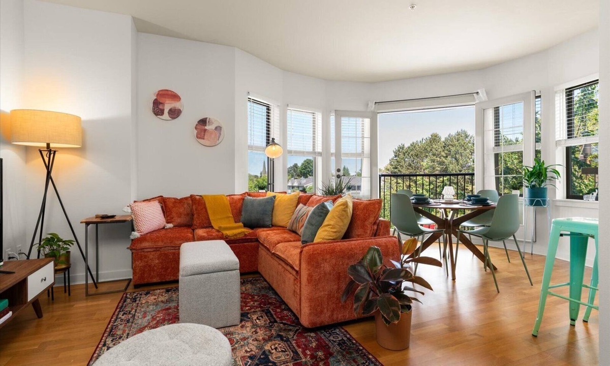 Queen Anne Apartment | Free Parking Chic King Bed 95 Walk Score Huge Patio!
