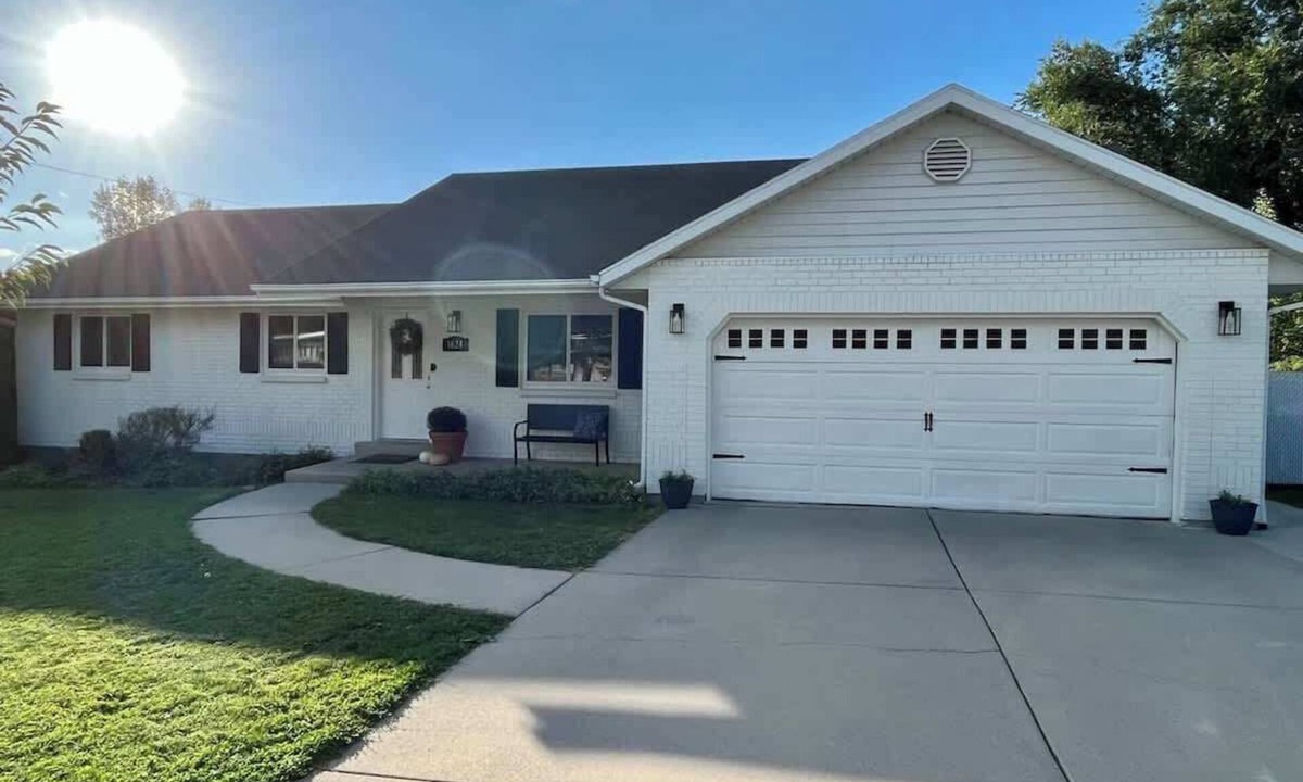 Lakeview House | Friends & Family Retreat|Epic Game Room|Pets too