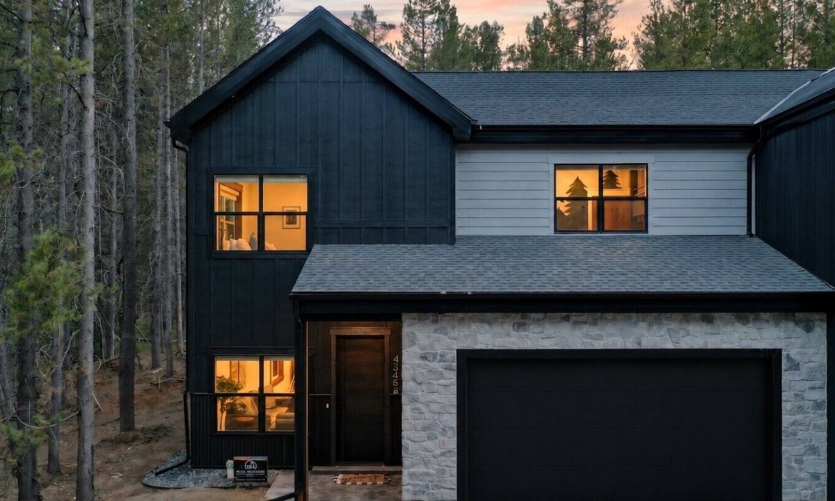 Island Park Villa | Golden Pines | 20min to Yellowstone, Hot Tub, Luxe Home, BBQ, EV!