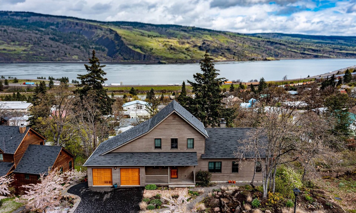 Mosier House | Gorge Panorama - Short walk to downtown Mosier, near Hood River