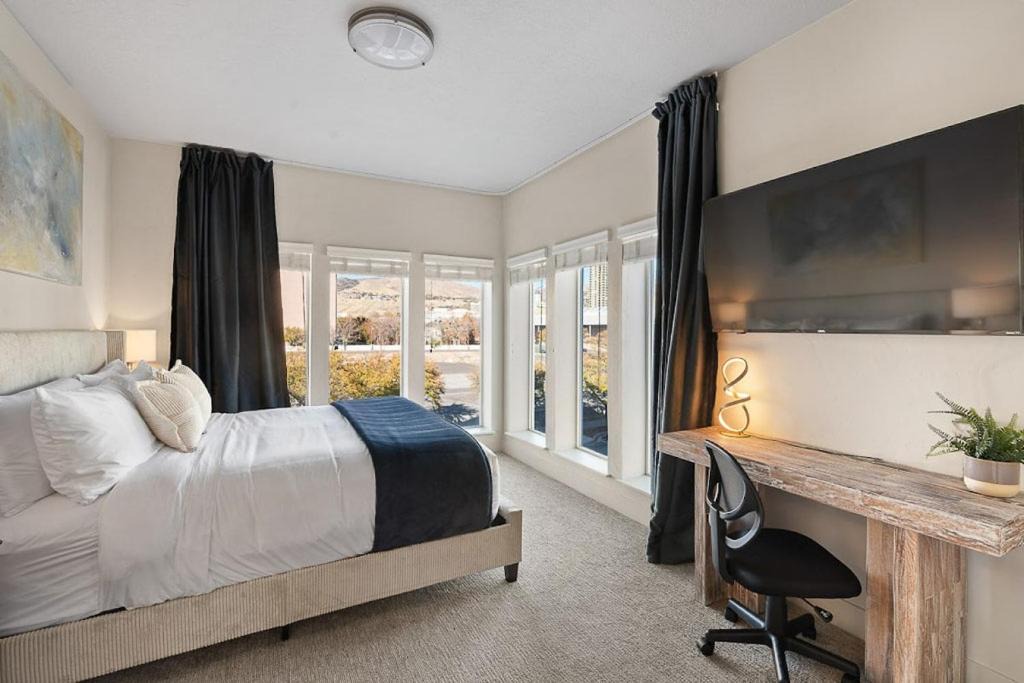 Rio Grande Apartment | Gorgeous 2BD 2BA Pool,Gym,Htub near Convention Ctr