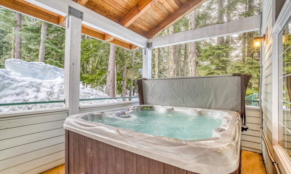 Government Camp Cabin | Government Camp Lodge with Hot Tub and Room for the Whole Family!