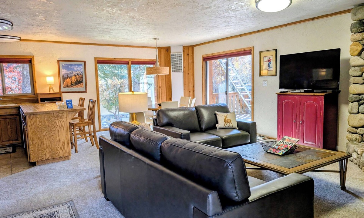 Ketchum Condo | Great 2 bed condo, Private deck & hot tub. Best location in Ketchum!