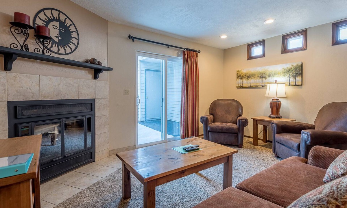 Ketchum Condo | Habitat Condo 2 Bedroom Community Hot Tub & Easy Walk to Downtown Ketchum