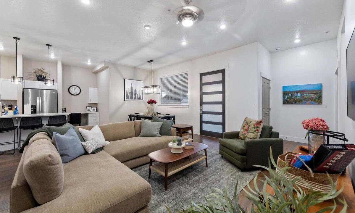 Downtown Boise Condo | #HabitueHomes - Downtown Boise 4BR condo with 3 baths, full kitchen, parking, and WiFi.