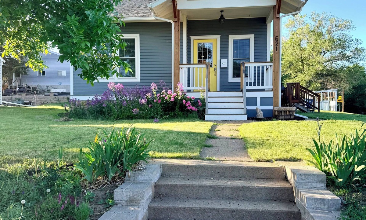 Dickinson House | Historic Charm, Modern Comfort Close to Downtown with AC Family and Pet Friendly