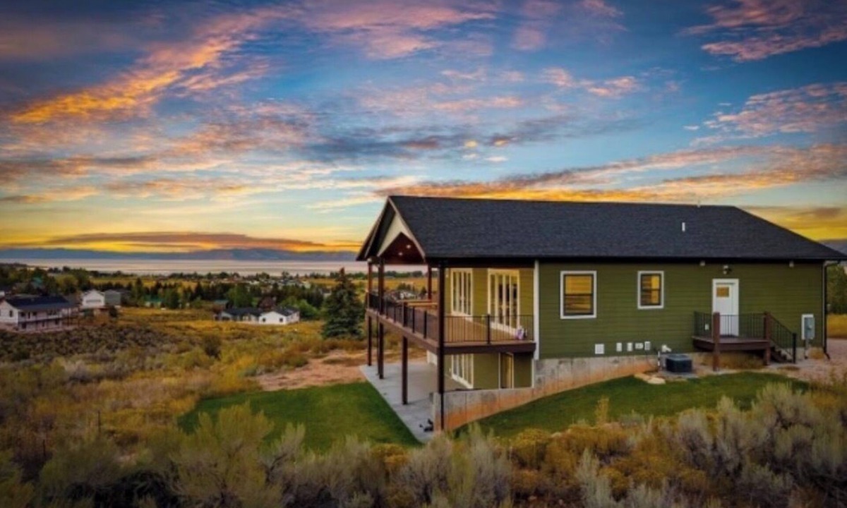 Sweetwater House | Holiday Retreat-Covered Deck, Lake View, Hot Tub, Ideal Beach, Game Rm & More!