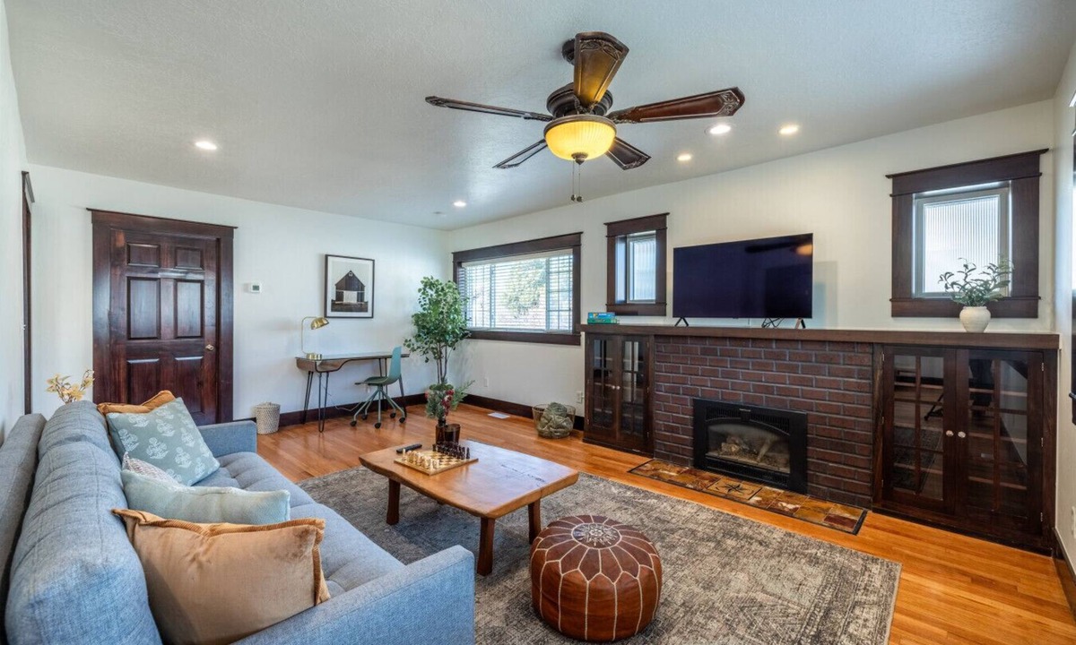 Canyon Rim House | Hollander Heritage House | Yard, Pets, Air Hockey
