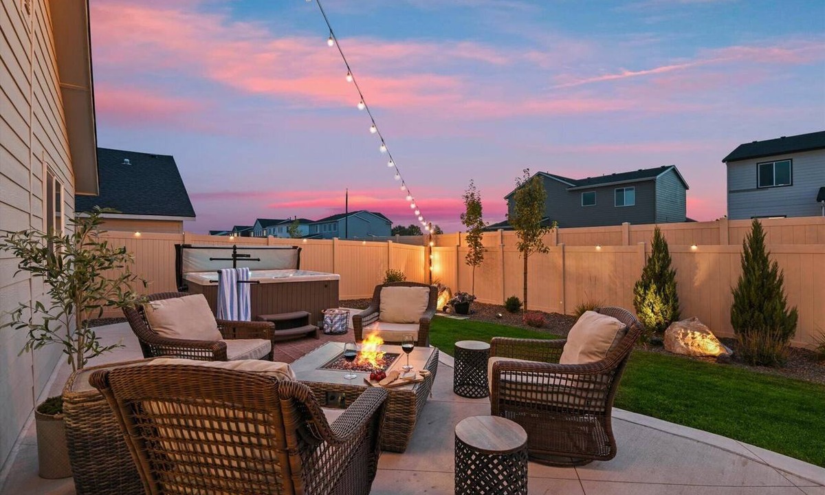 Meridian House | Hot Tub, Fire Pit, Game Room! Steps to Park, 4 TVs, TopGolf Discount, Mini Split Comfort