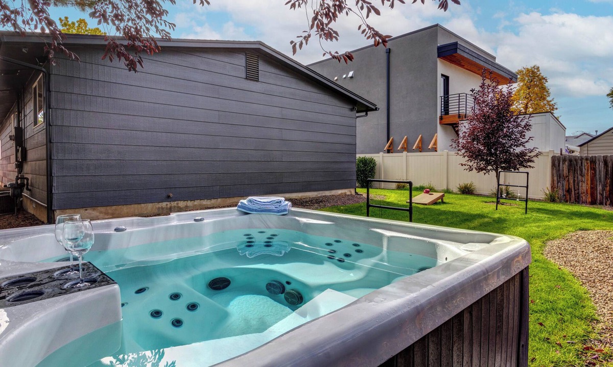 Veterans Park House | Hot Tub SUPs Walk to Boise River Bikes Fire Pit 5min from Downtown