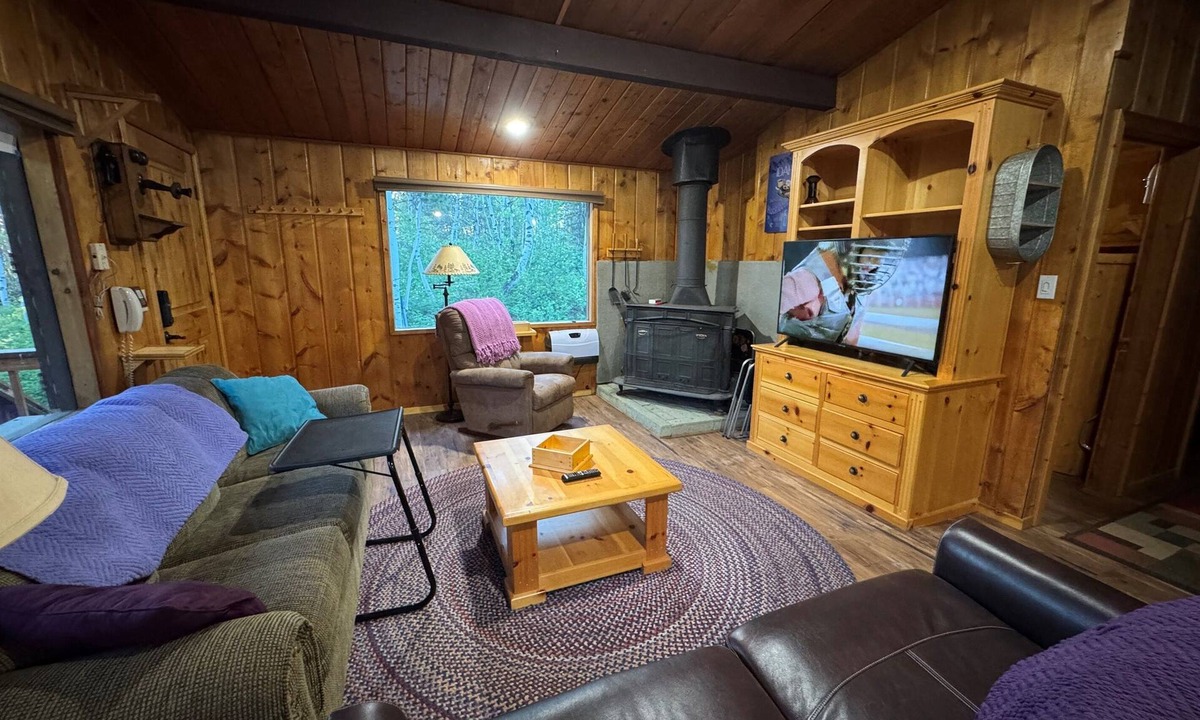 Last Chance Cabin | Huckleberry Hut | Cozy Fishing Cabin Near YNP