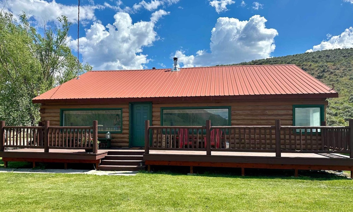 Blaine County Apartment | Hunters/Fishers basecamp! Cozy Silver Peak Ranch cabin. 2 BR (4 twin beds), 2 full baths (walk-in showers), full kitchen. Scenic views from the porch. Rustic, comfortable getaway great for couples or friends weekend getaways near Silver Creek!