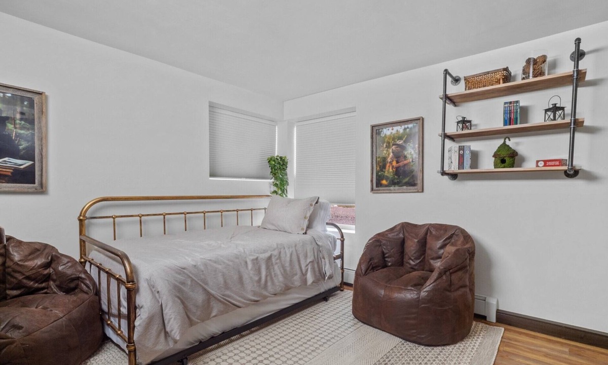 Laramie House | Hyacinth 766, street level 3 bedroom triplex unit, close to University