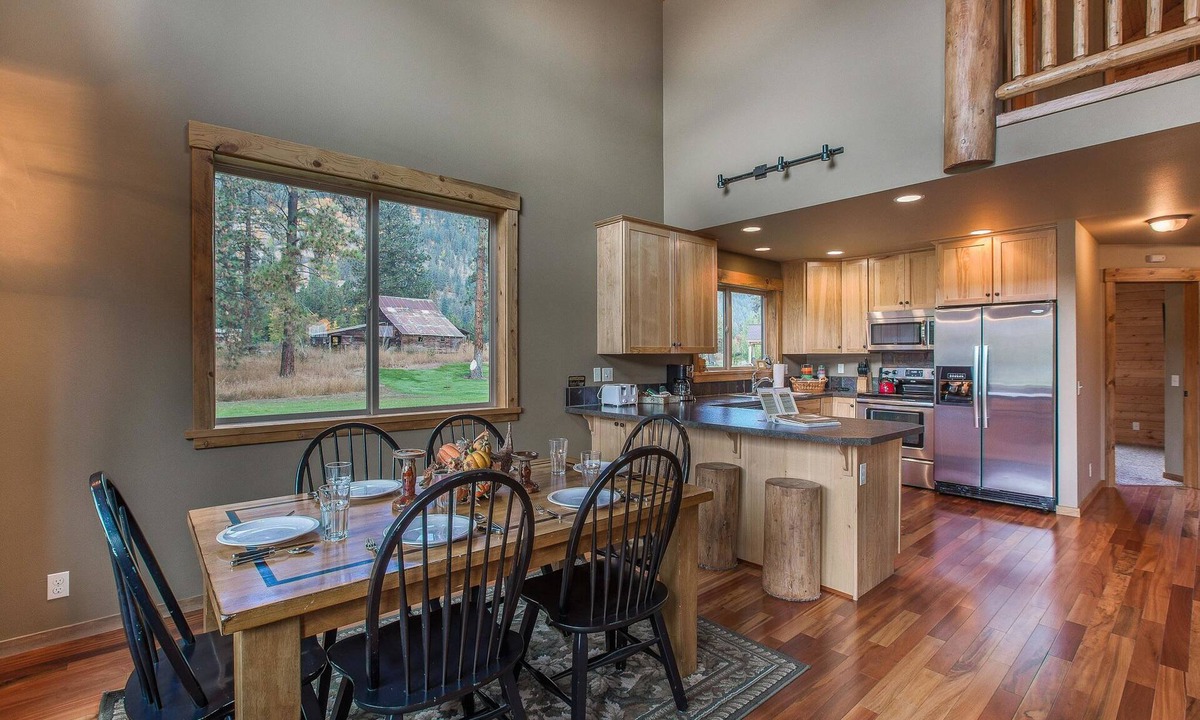 Leavenworth Cabin | Icicle Creek Lodge 2 Minutes to Downtown Leavenworth 3 bedrooms 3 baths