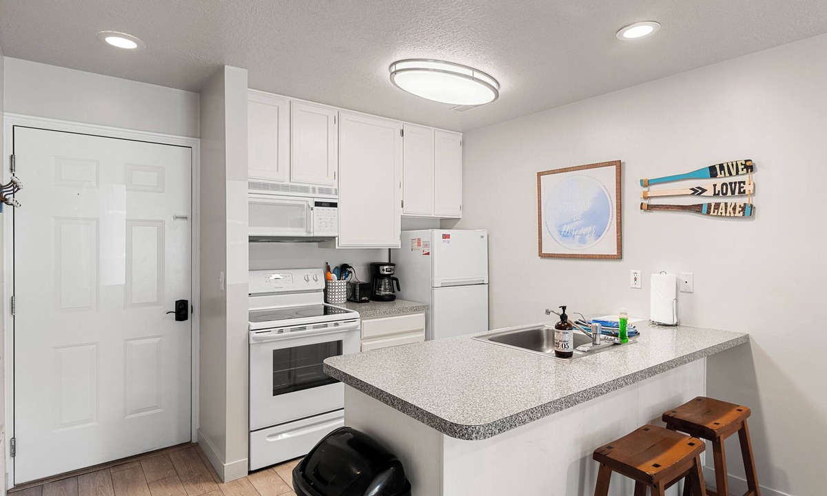 Harbor Village Condo | Inn Building Condo #106 Mountain View | 1 Bed, 1 Bath