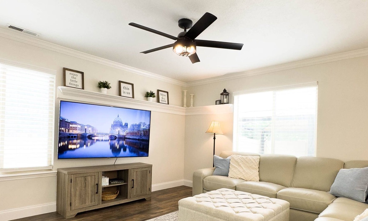 Pleasant Grove House | Inviting Retreat Nestled in Pleasant Grove - Your Comfortable Townhome