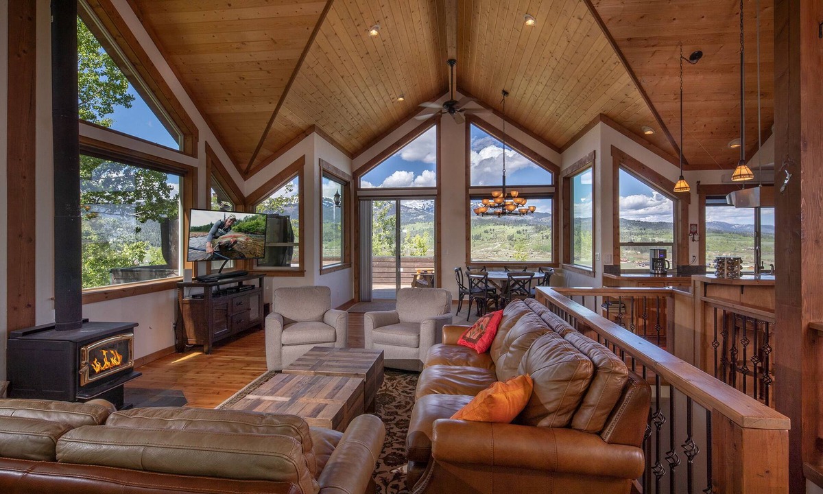 Alpine House | KABINO: Huge Views Hot tub Garage PS3 WiFi Loft