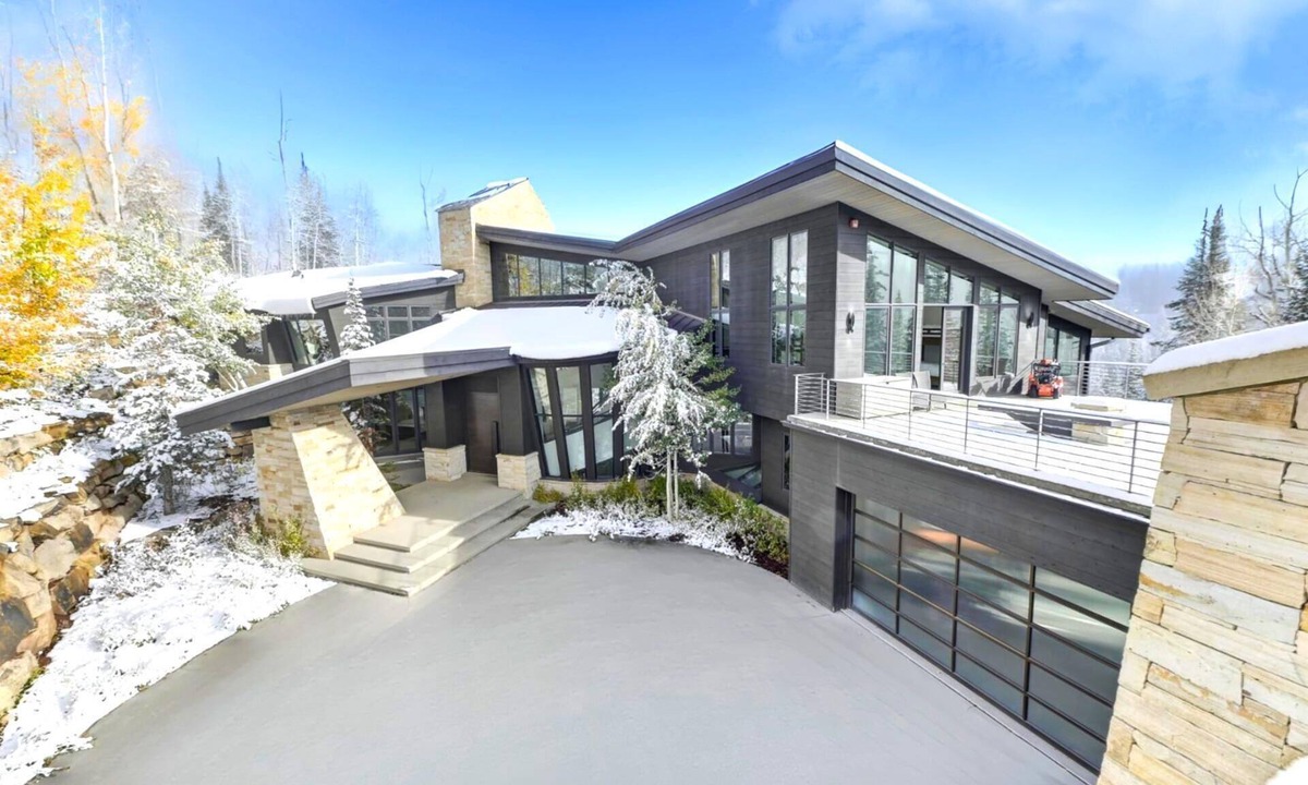 Park City House | KBM Resorts| Walk to Slopes, Sports Court, Private Home Theater, Sleeps 17, Outdoor Hot Tub PCO-184M