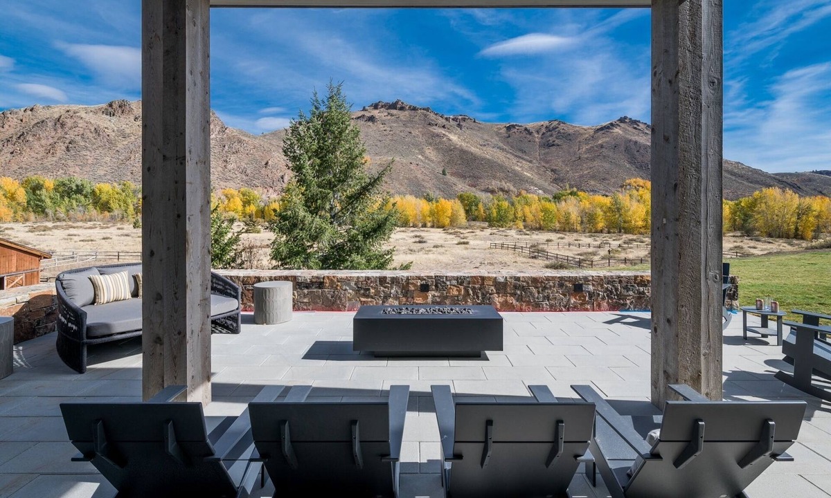 Hulen Meadows House | Ketchum Home with Hot Tub, Fireplaces, Pool Table, Mountain Views!