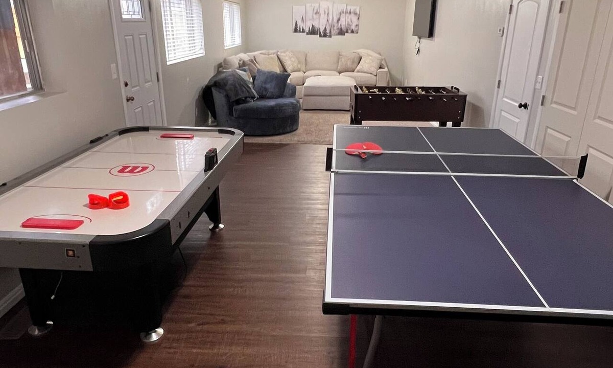North Logan House | King bed, game room, bunk room, close to USU & canyons, patio & grill, big yard