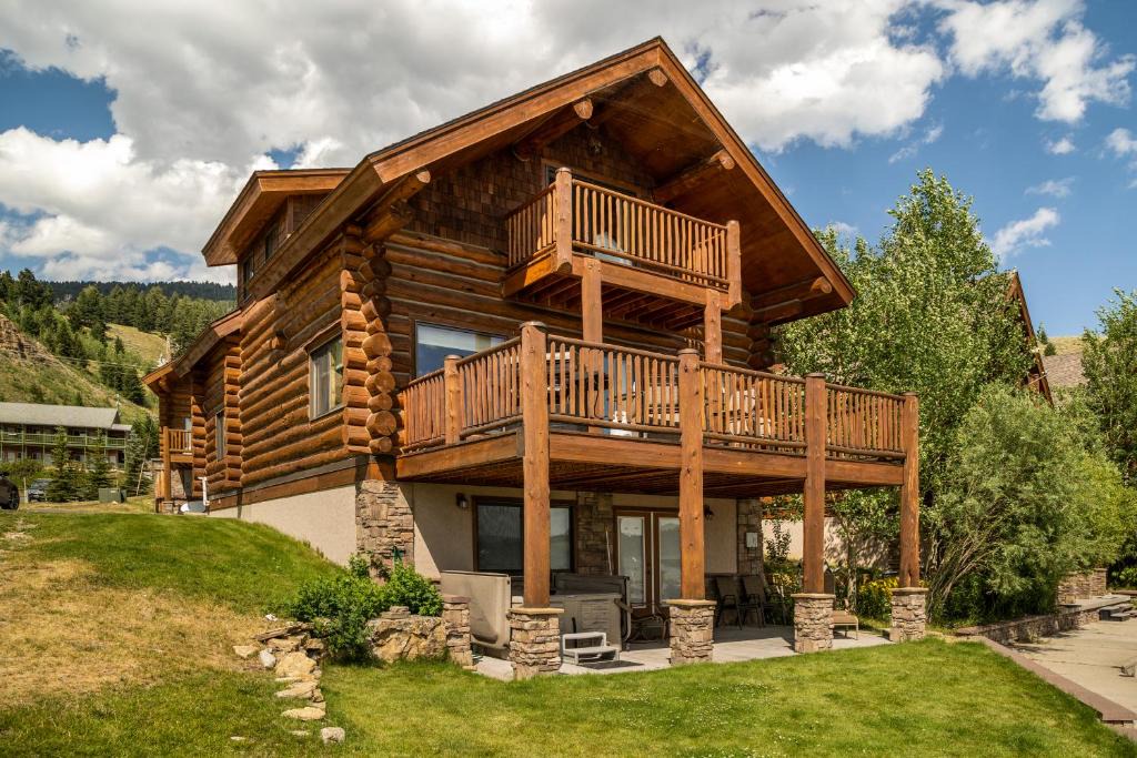 West Yellowstone House | Kings Cabin: Stunning 3-bedroom retreat on Hebgen Lake, 16 mins from Yellowstone.