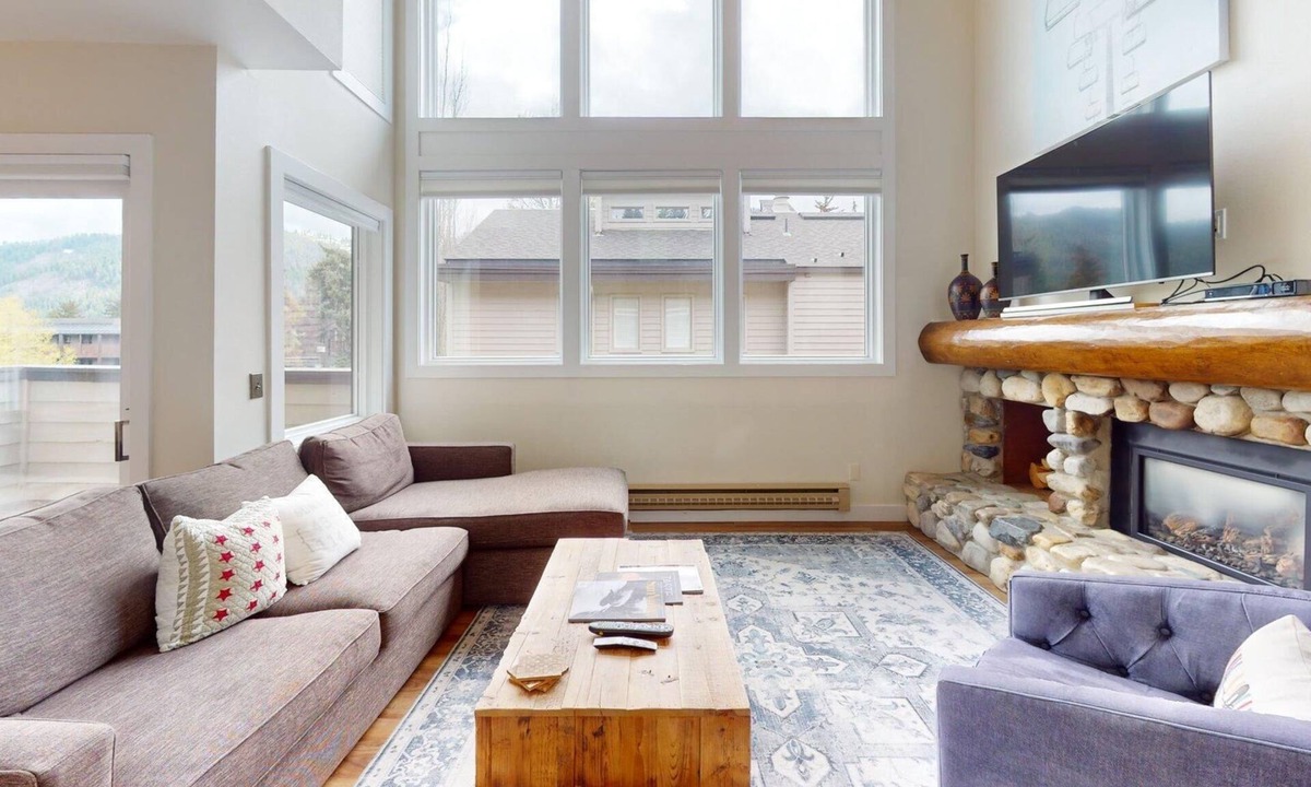 Ketchum House | Knob Hill Ridge Townhome 1 - Modern Decor Right in Downtown and Pet Friendly