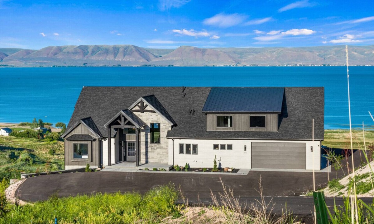 Fish Haven House | Lake Haven-11 Bedrooms - Sleeps 70+ - Indoor slide