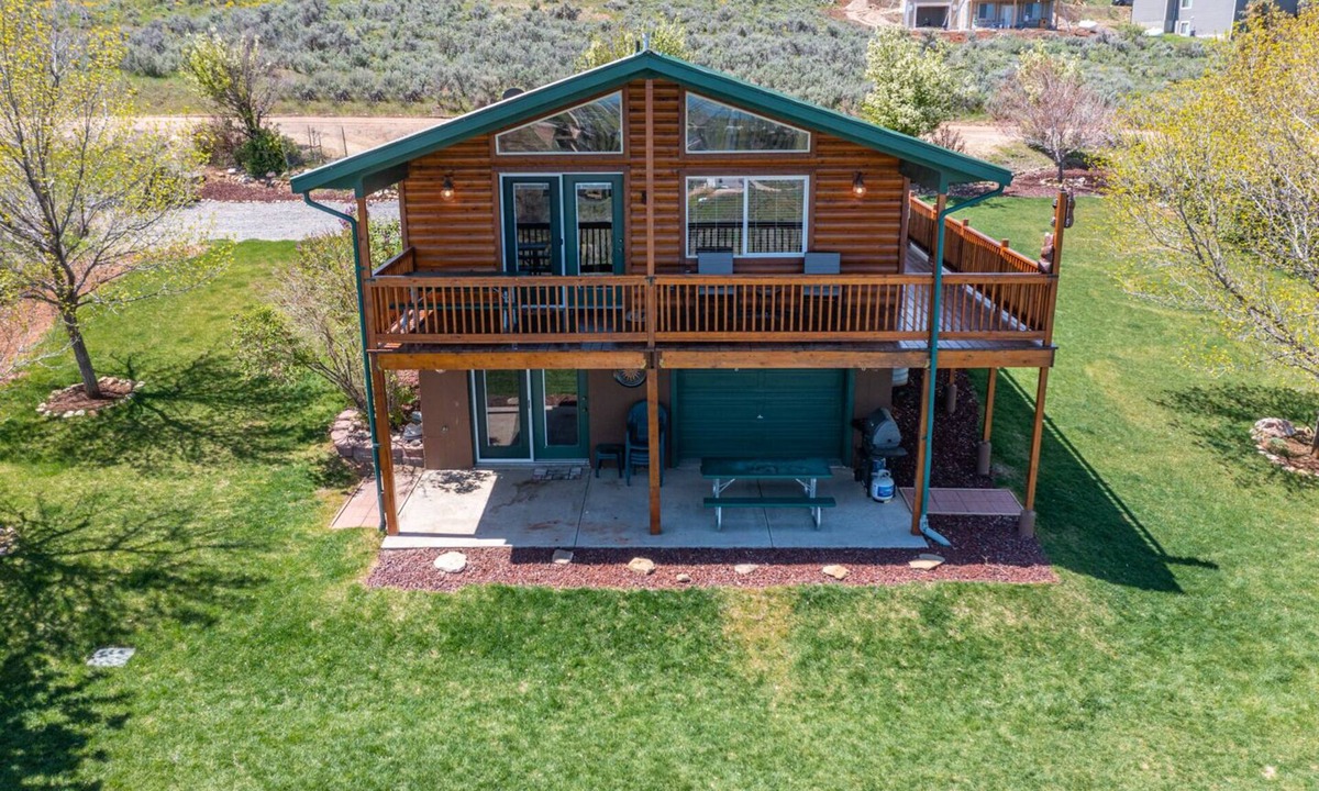 Sweetwater Cabin | Lake View, AC, EV 240V Charger, Yard, Ideal Beach Pass