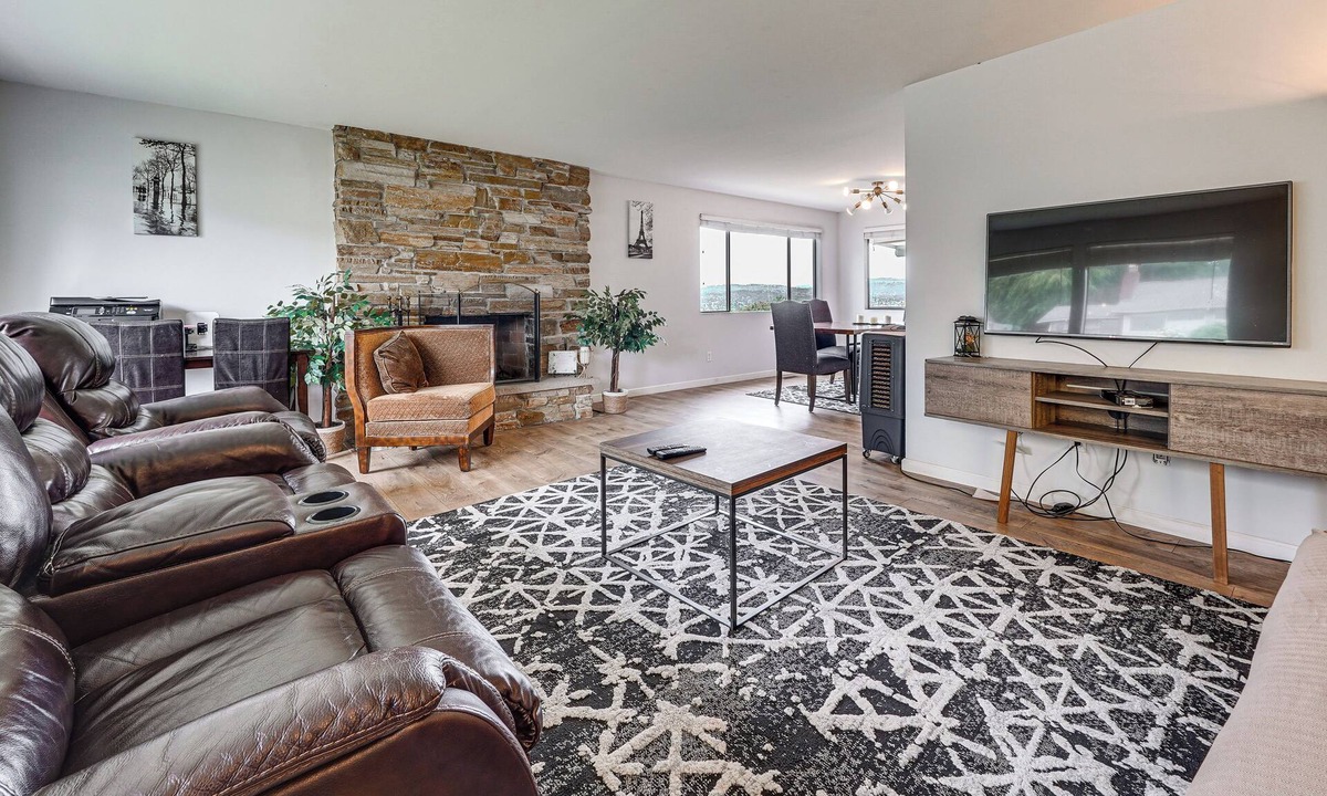 Bryn Mawr-Skyway Apartment | Lake View! South End Seattle Home Near Lumen Field