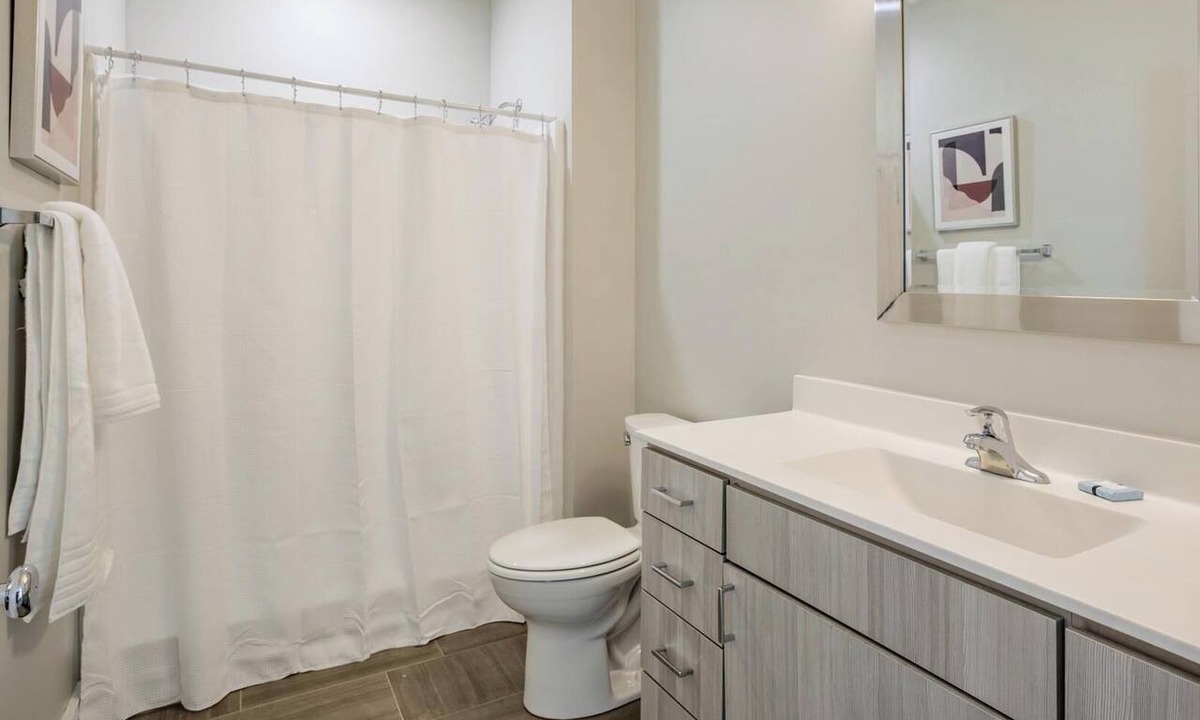 People's Freeway Apartment | Landing | Amazing 1BD, Courtyard, Gym
