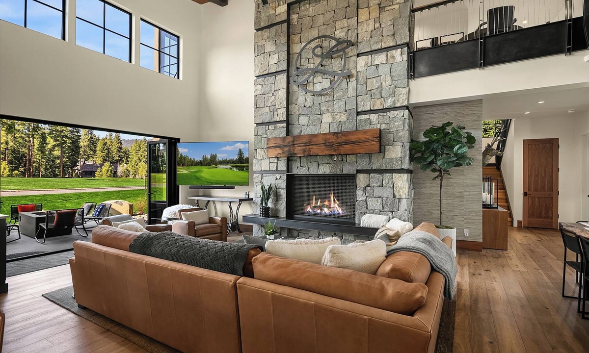 Cle Elum House | Lavish 7BR Golf Getaway! 12th Man GameRoom-Hot Tub * Walk to Winery!