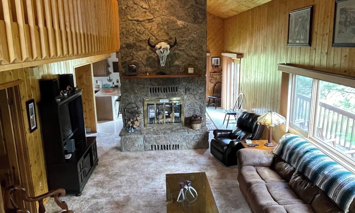 Encampment House | Lazy Deer Lodge - 4 bedroom, deck, big yard, pool table