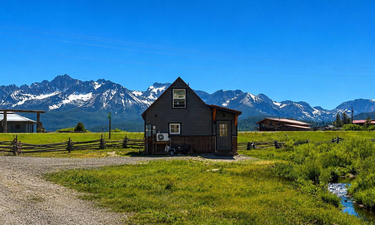 Stanley House | Lil’ Rustic Cabin with VIEWS! of the Sawtooth Mtns