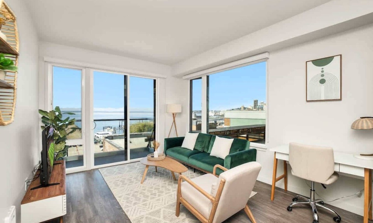 Pioneer Square Apartment | Live & Work! | Waterfront views + Prime DT | Fast Wi-fi