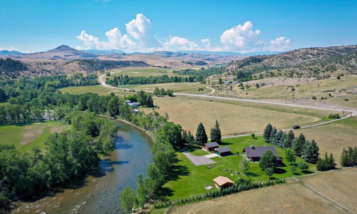 Big Timber House | Log Cabin on the Boulder River | Sleeps 10