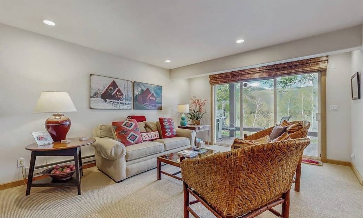 Elkhorn Village Condo | Lovely condo w/beautiful views & shared pool/hot tub/tennis/golf