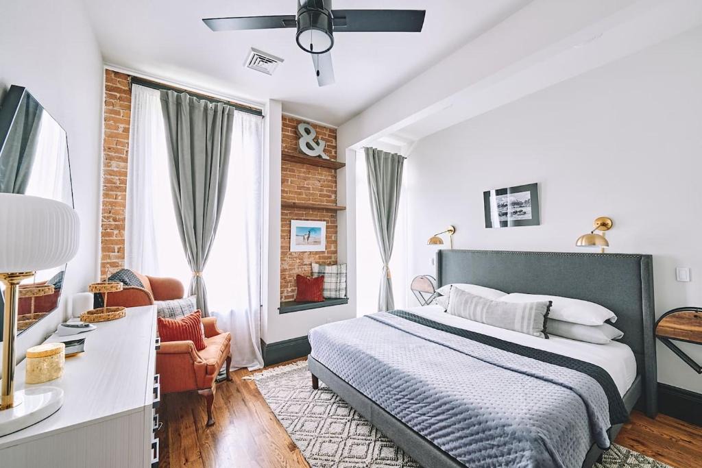 Sheridan Hotel | Luxe Main St Loft with Rooftop Lounge and Balcony