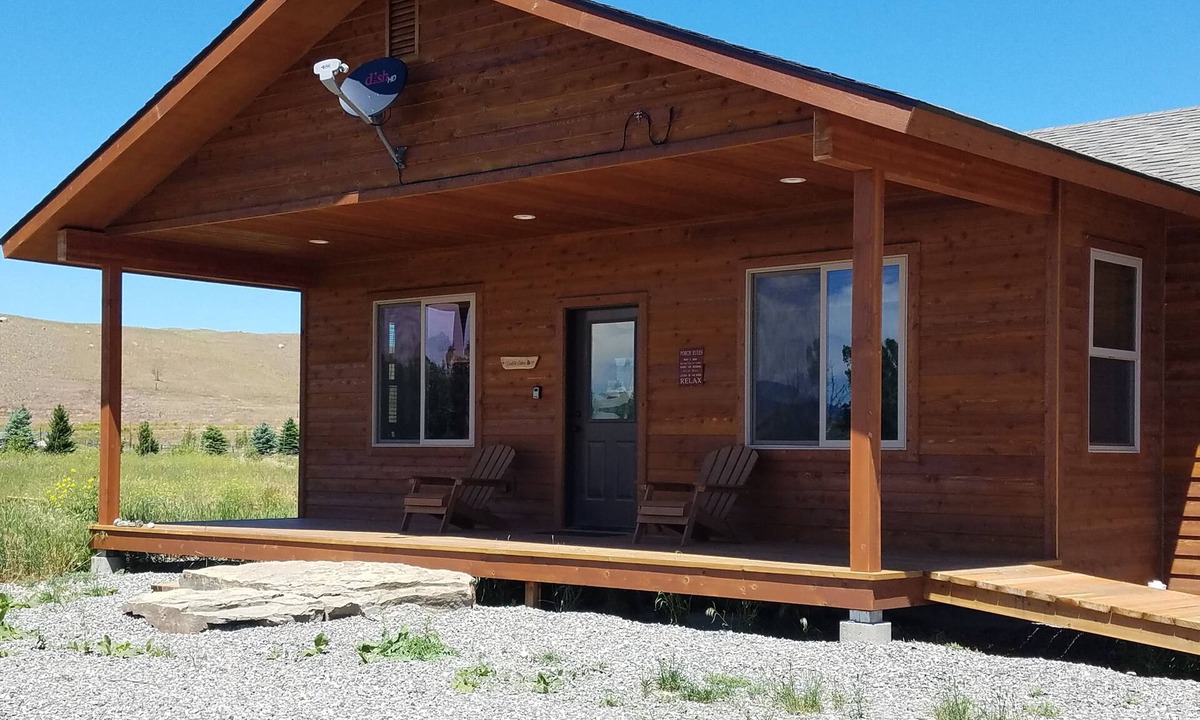 Livingston Cabin | Luxurious cabin on the Yellowstone River with Pond, Five Miles from Chico