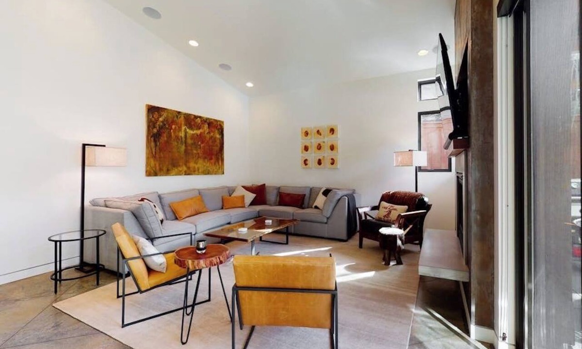 Warm Springs House | Luxurious home with hot tub, indoor/outdoor fireplace & WiFi - great location