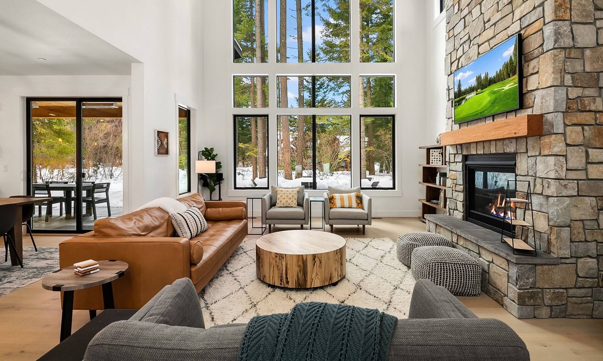 Cle Elum House | Luxurious Modern Mountain Estate! Hot Tub | Gas Fire Pit | Foosball and more!