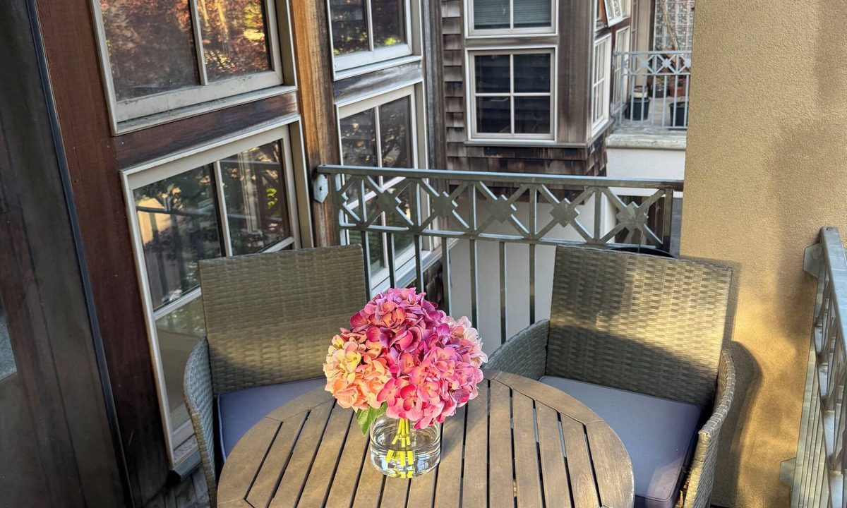Willamette Heights House | Luxury 2bd/2.5 bath fully furn townhome in best area near NW 23rd & trails.