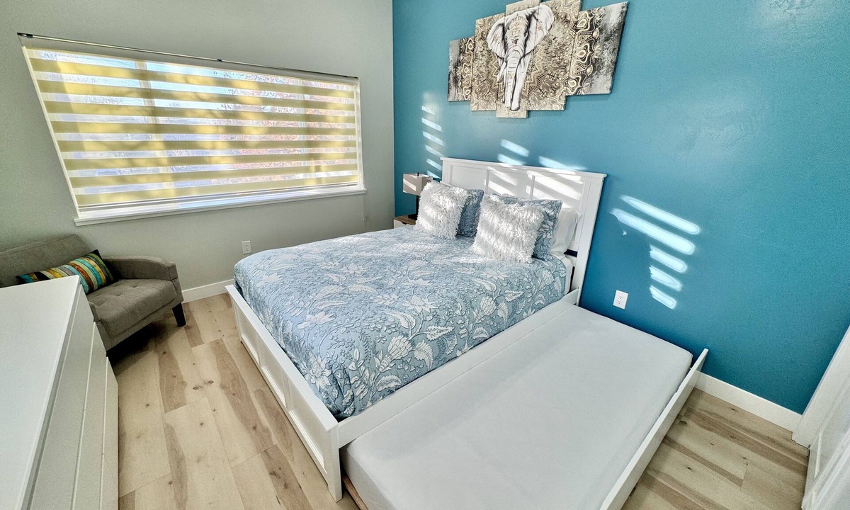 Logan Apartment | Luxury brand new private guesthouse With deck in downtown