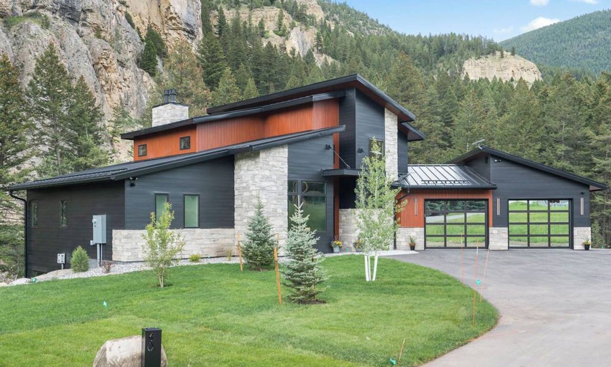 Gallatin Gateway House | Luxury Gallatin Riverfront Retreat - Hot Tub, Sauna & Near Big Sky