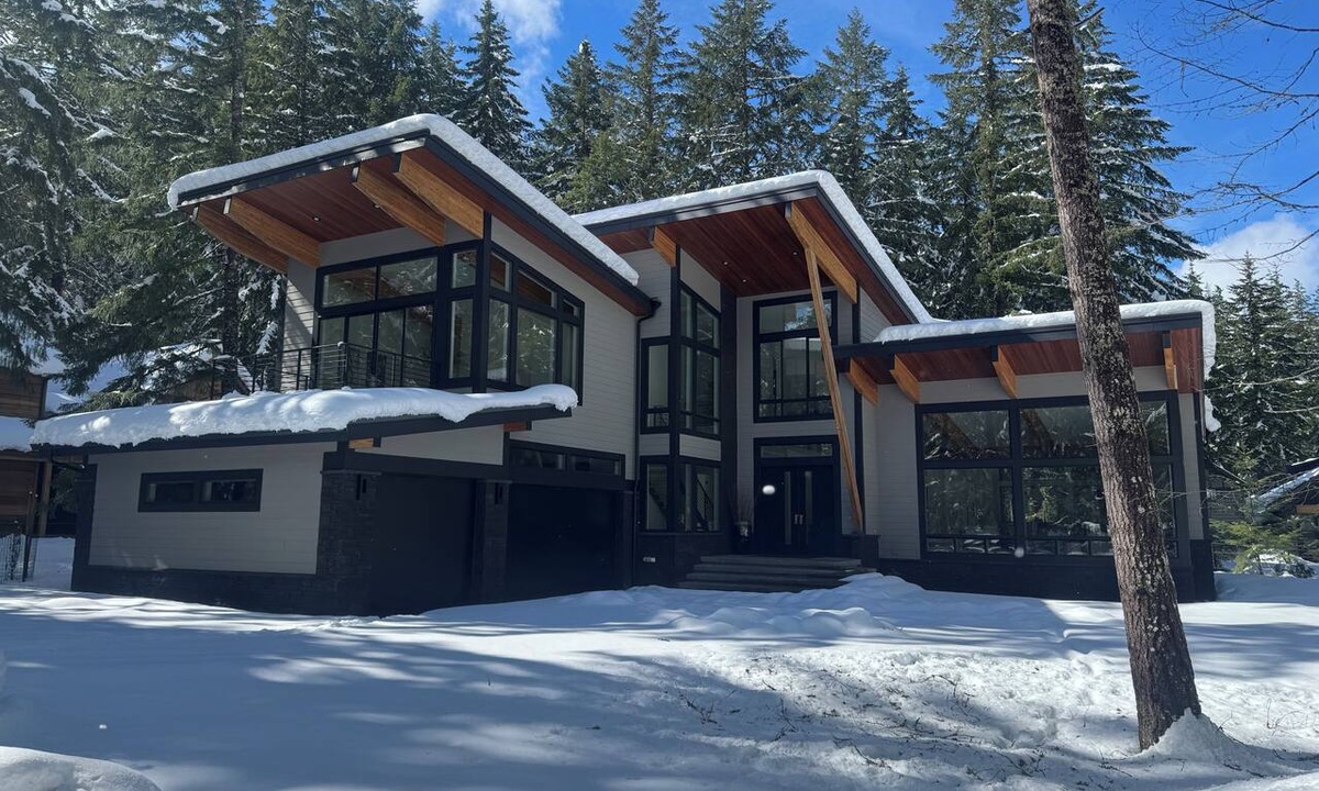 Enumclaw House | Luxury Mountain Getaway Minutes from Crystal Mountain & Mount Rainier