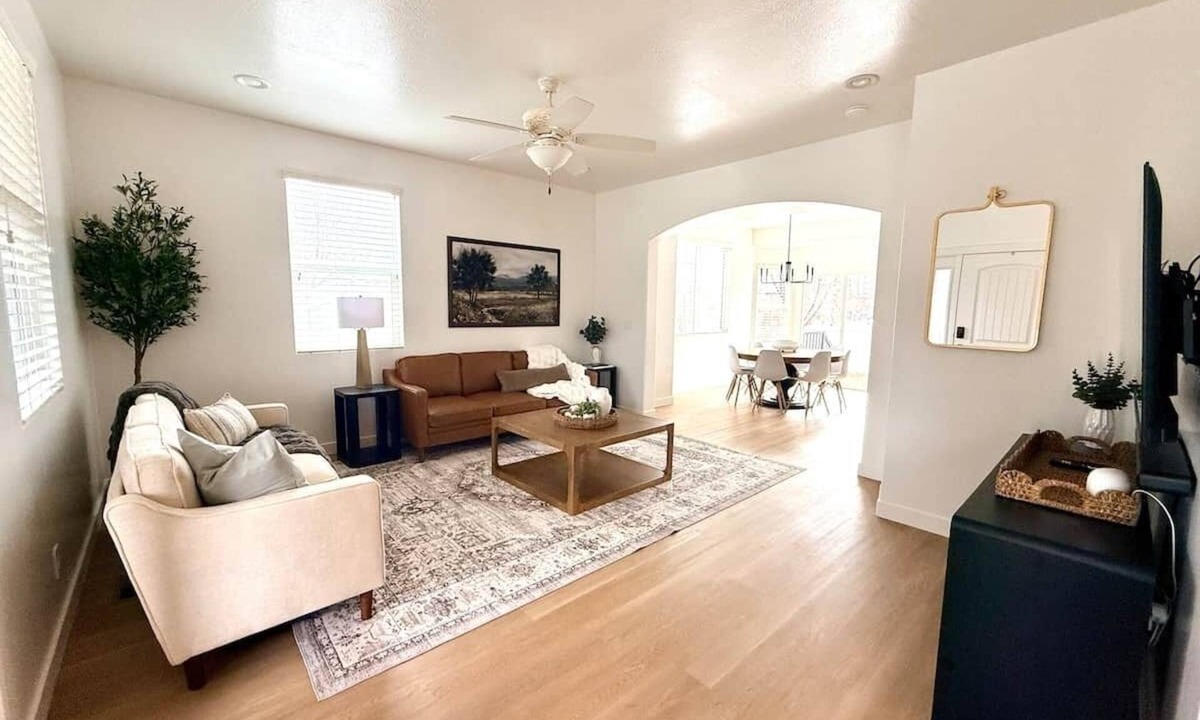 Sandy House | Luxury Sandy Retreat Clean & Minutes to Skiing