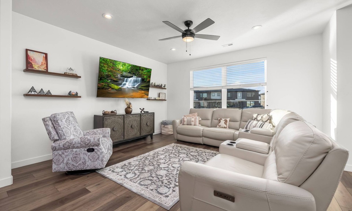 American Fork House | Luxury Townhome! Mountain Views! Family Amenities! Seasonal Pool & Pickleball!