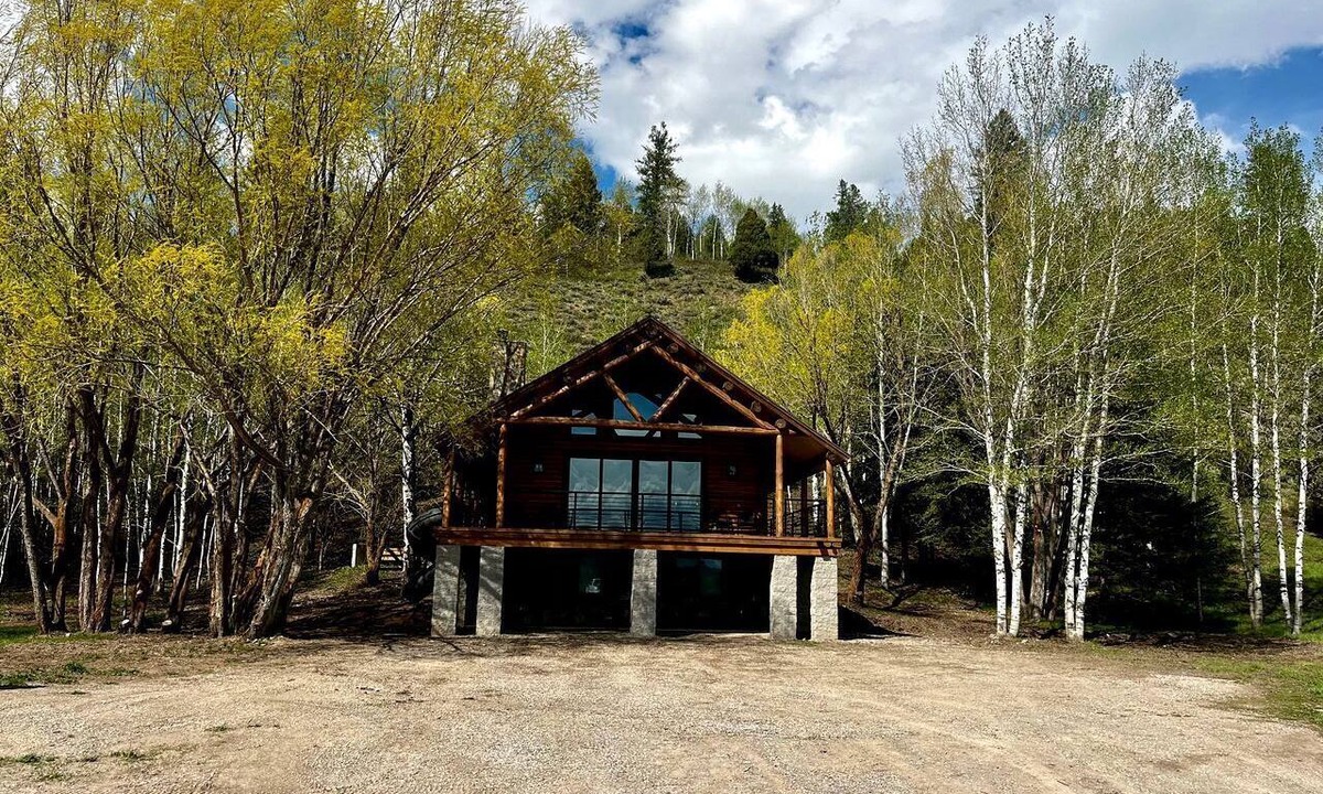 Alpine Northeast Cabin | Magnificent Cabin with Spa and Luxurious Interior in Wyoming