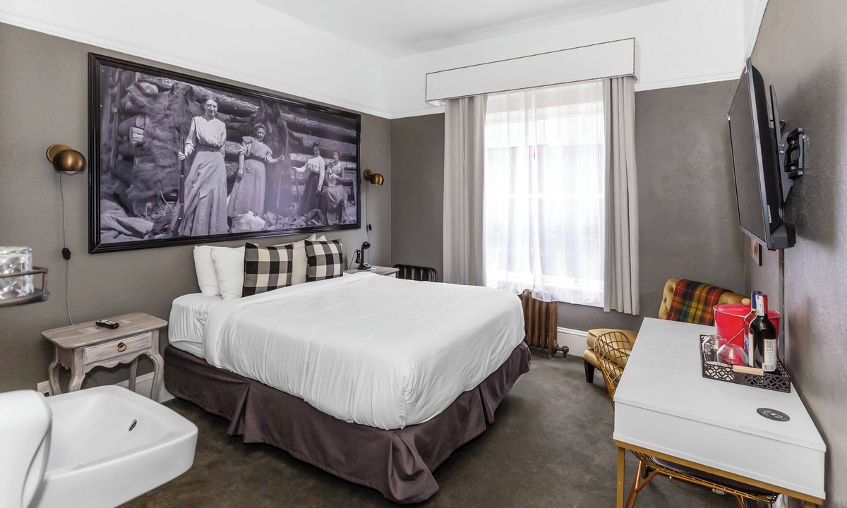 Hood River Hotel | Make Yourself at Home in This Inviting Travel Retreat! Pets Are Welcome!